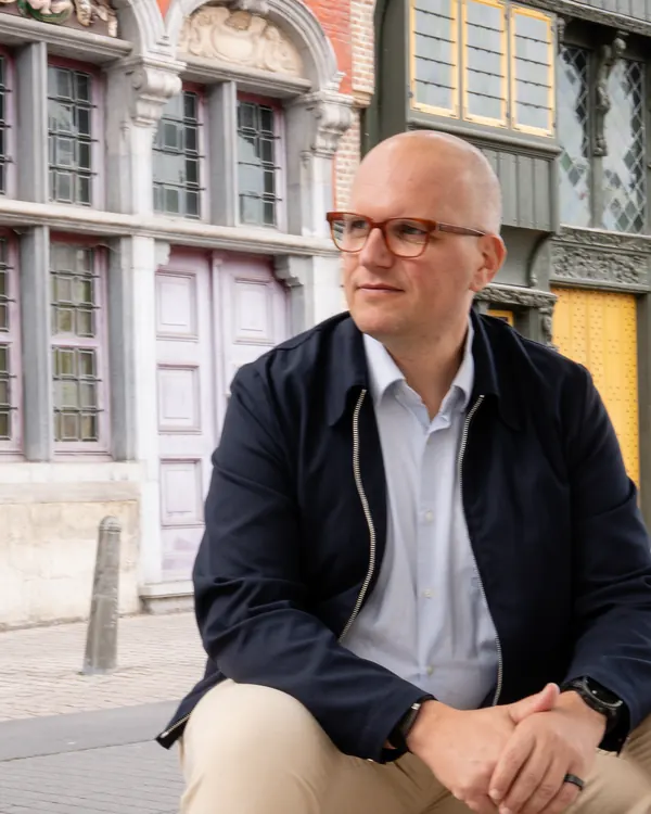 Jan Jacobs zit op een rand in Mechelen