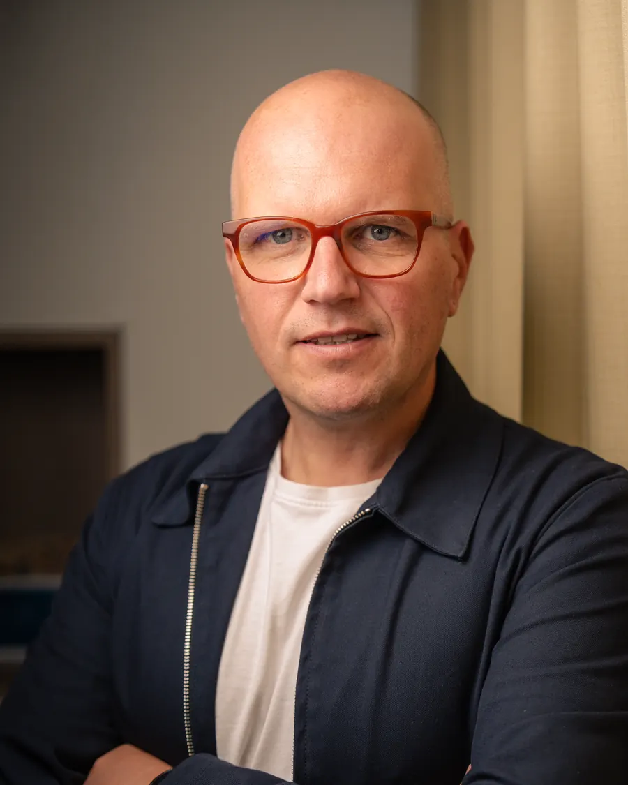 Portret van Jan Jacobs in een marine jas